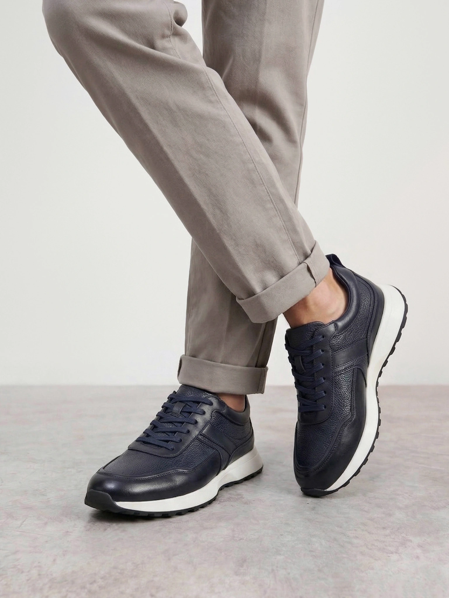 Кроссовки темно-синего цвета на средней контрастной подошве